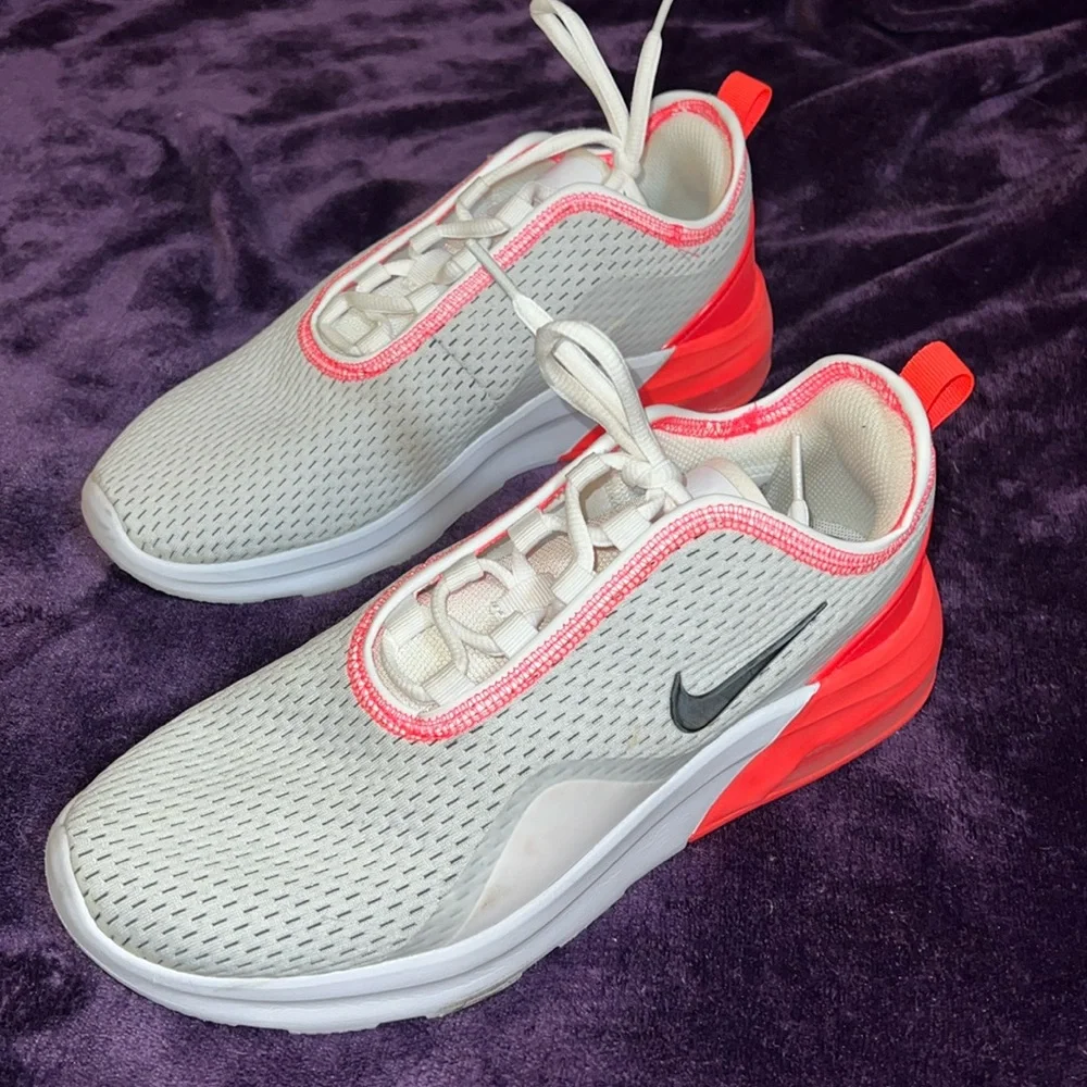 Nike Air Max Motion 2 Women’s 7.5 White Flash Crimson Sneakers AO0352-108